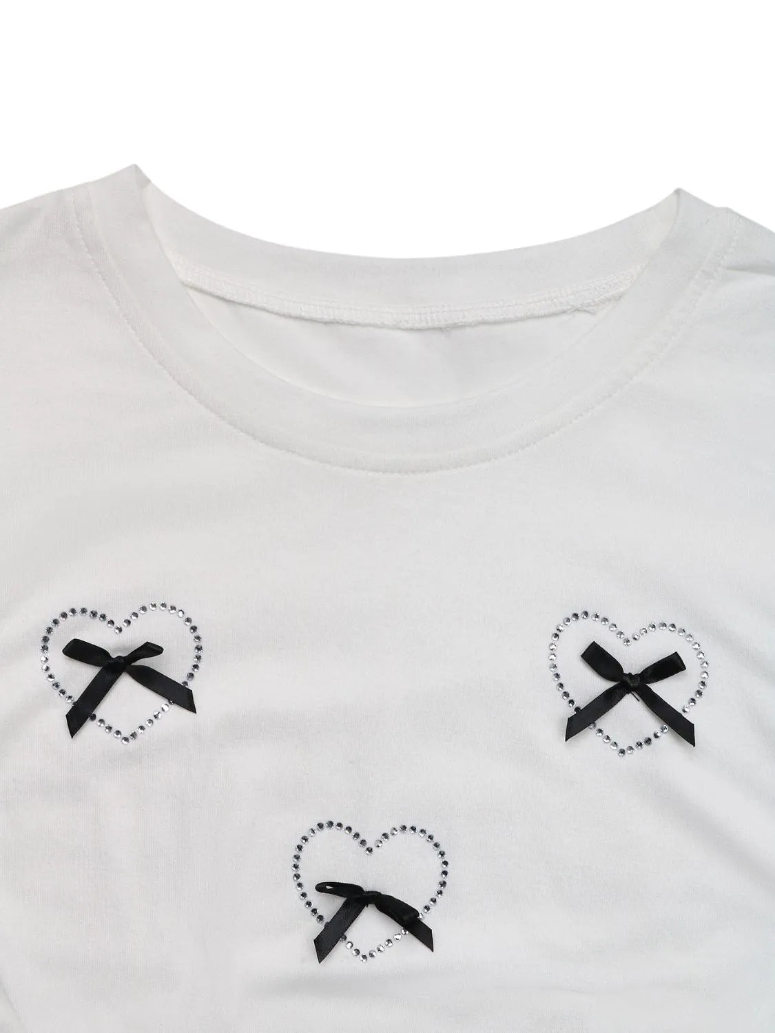 T-shirt à manches courtes et col rond avec nœud en forme de cœur - Les secrets de Cath