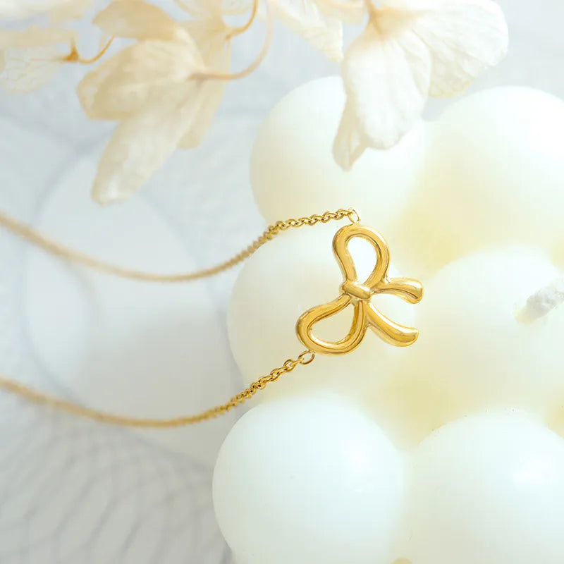 Collier avec pendentif en forme de nœud en acier titane - Les secrets de Cath
