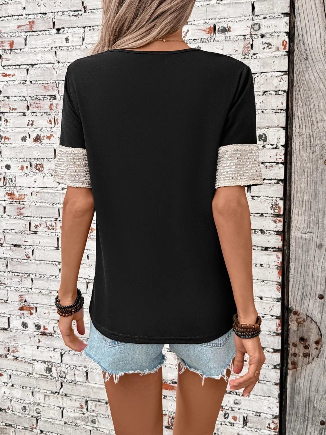 T-shirt à manches courtes et col en V à paillettes - Les secrets de Cath