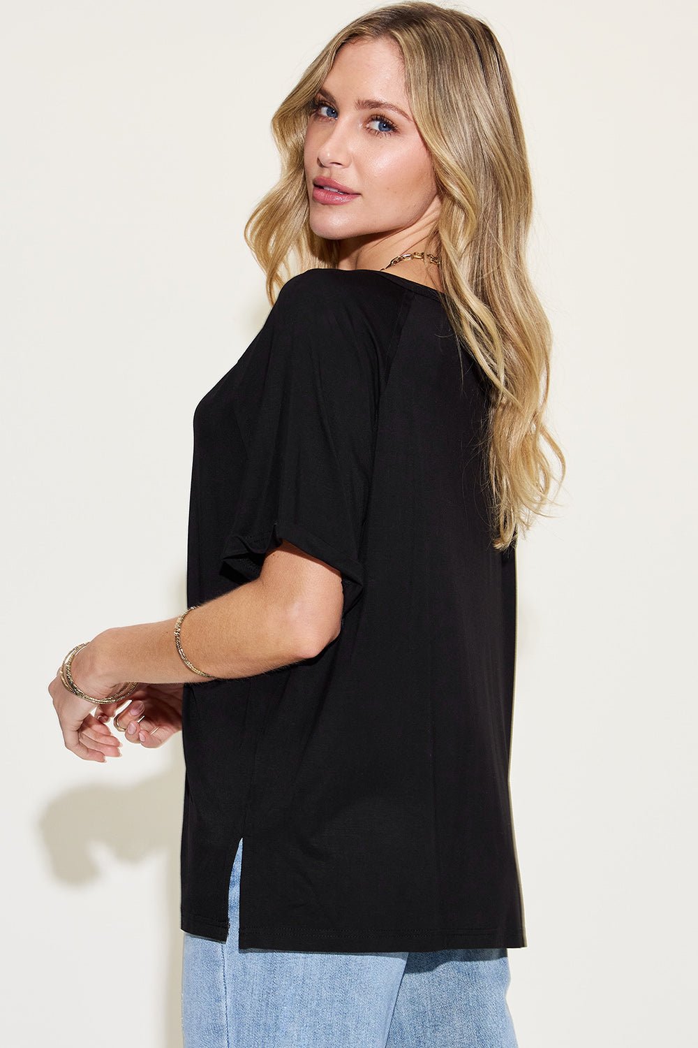 T-shirt Basic Bae à manches courtes et col en V en bambou - Les secrets de Cath