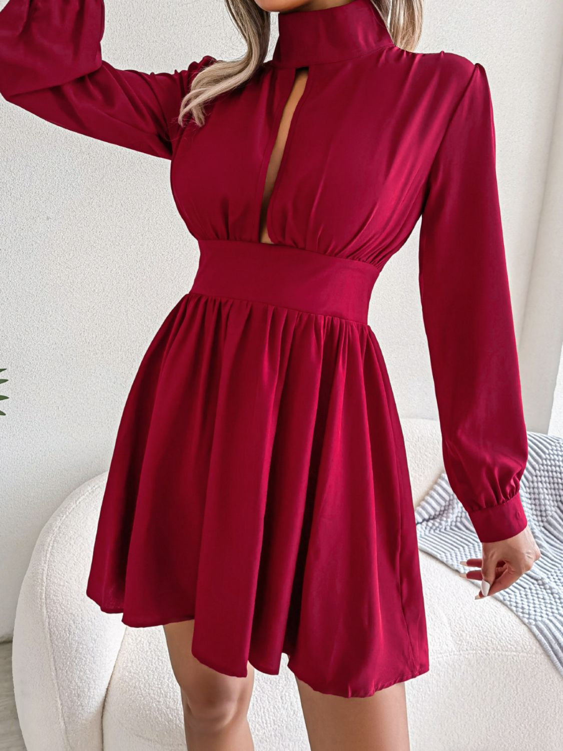 Mini-robe trapèze à col roulé et découpes - Les secrets de Cath