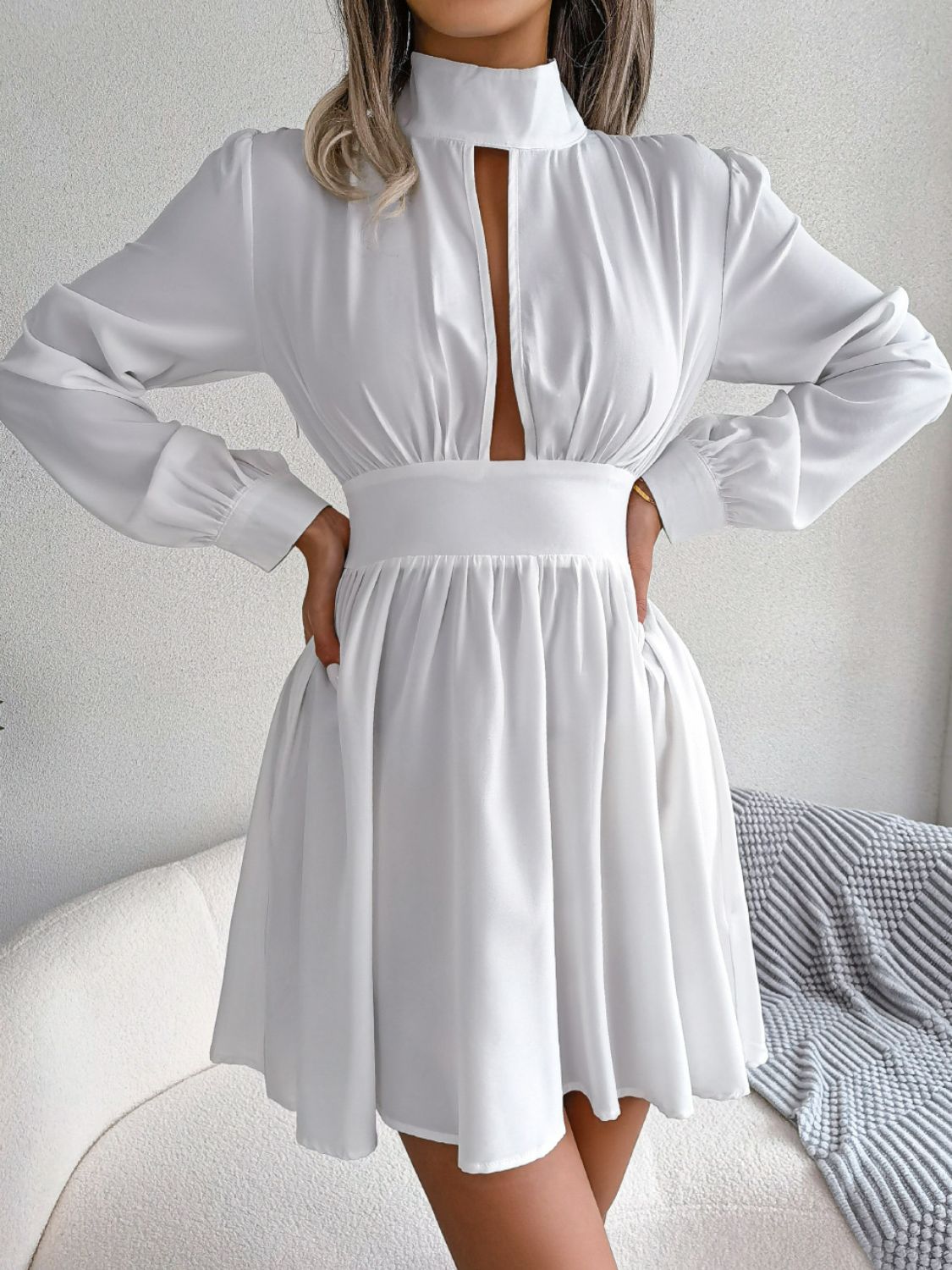 Mini-robe trapèze à col roulé et découpes - Les secrets de Cath
