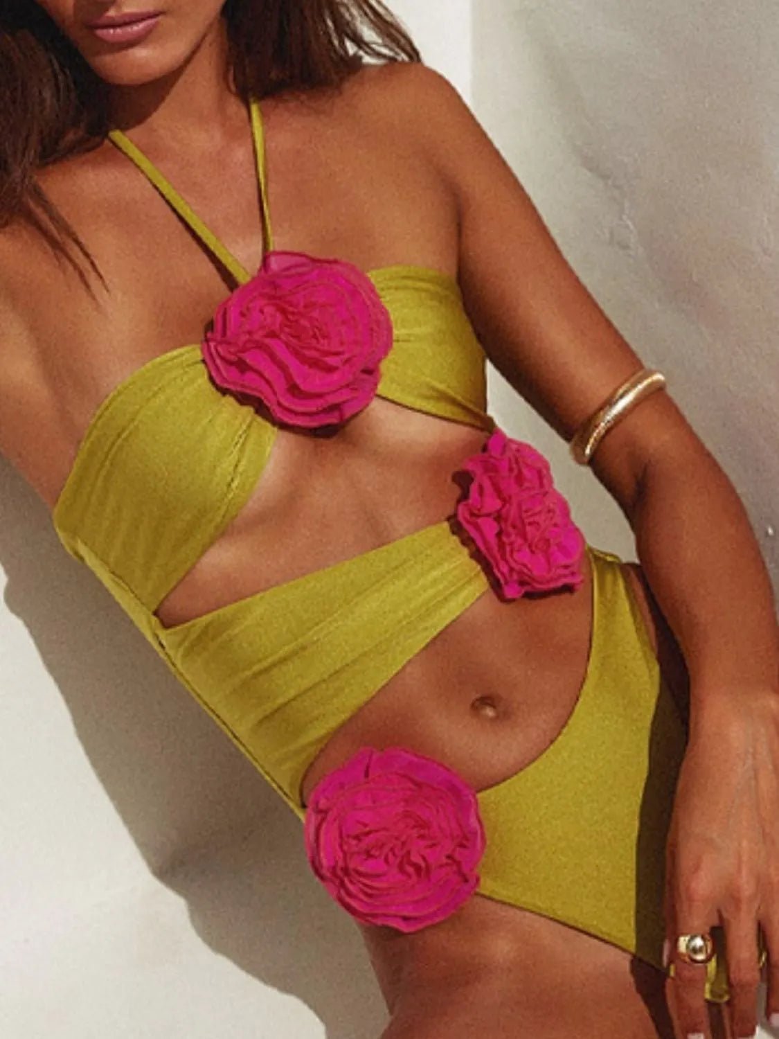 Maillot de bain une pièce à découpes florales et col licou - Les secrets de Cath