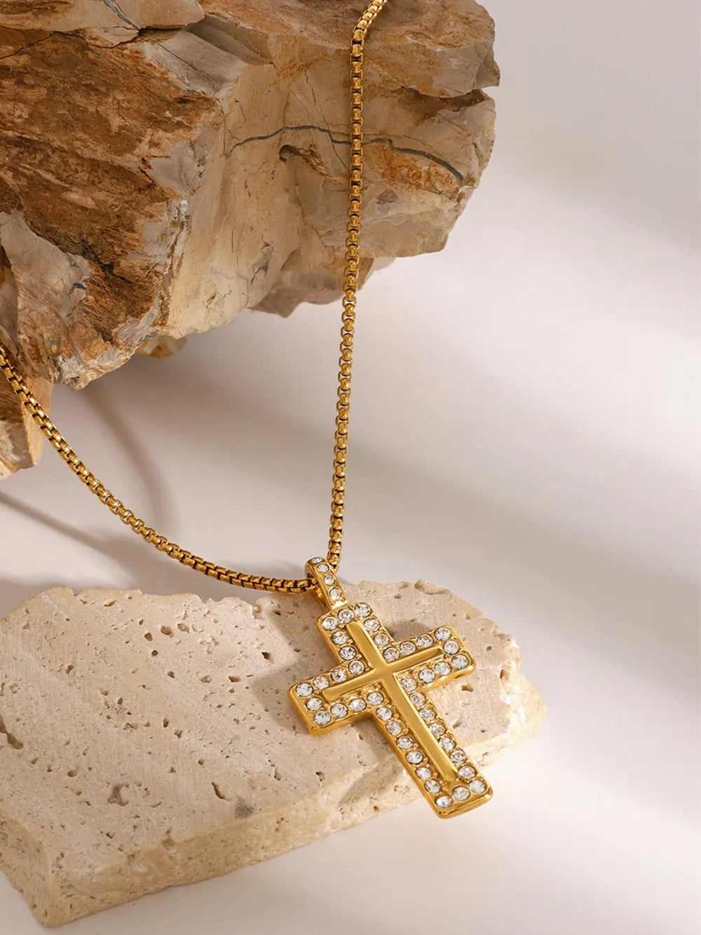 Collier croix en zircon incrusté plaqué or 18 carats - Les secrets de Cath