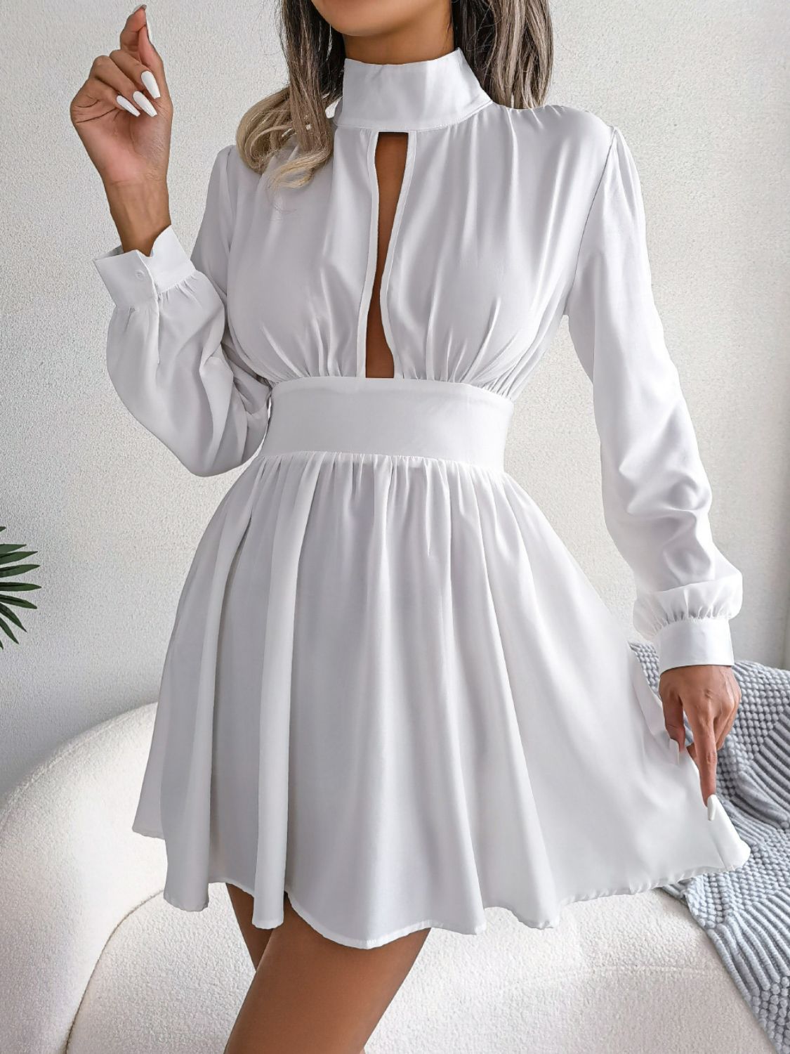 Mini-robe trapèze à col roulé et découpes - Les secrets de Cath