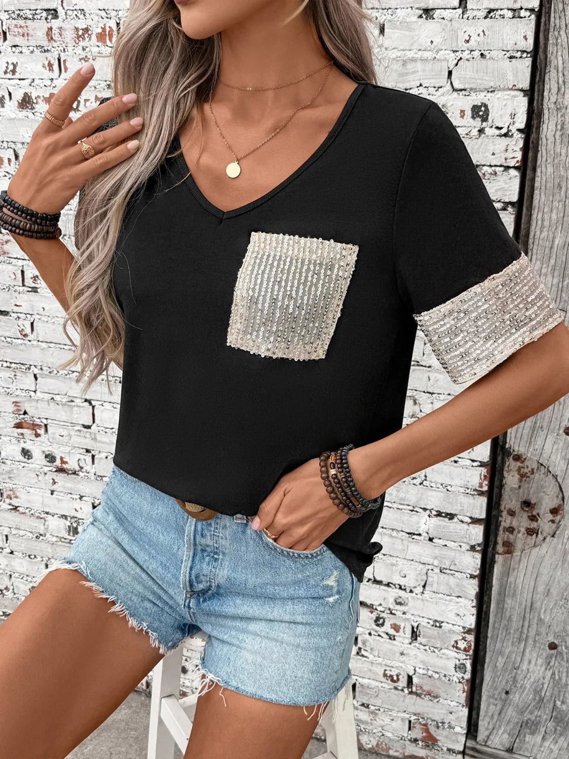 T-shirt à manches courtes et col en V à paillettes - Les secrets de Cath