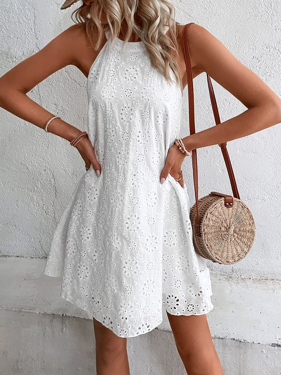 Mini-robe à œillets et col grec - Les secrets de Cath