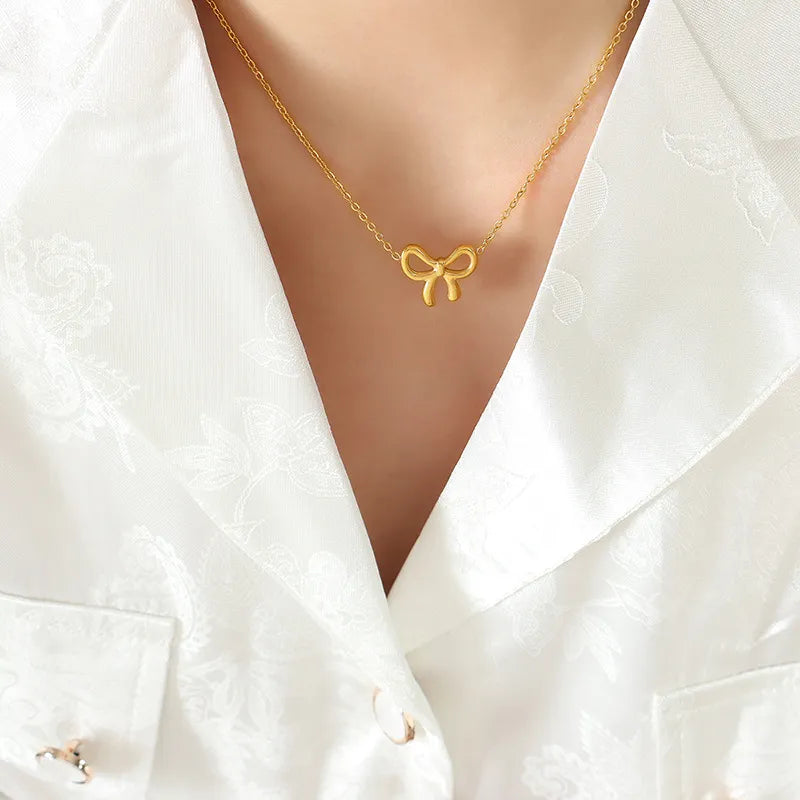 Collier avec pendentif en forme de nœud en acier titane - Les secrets de Cath