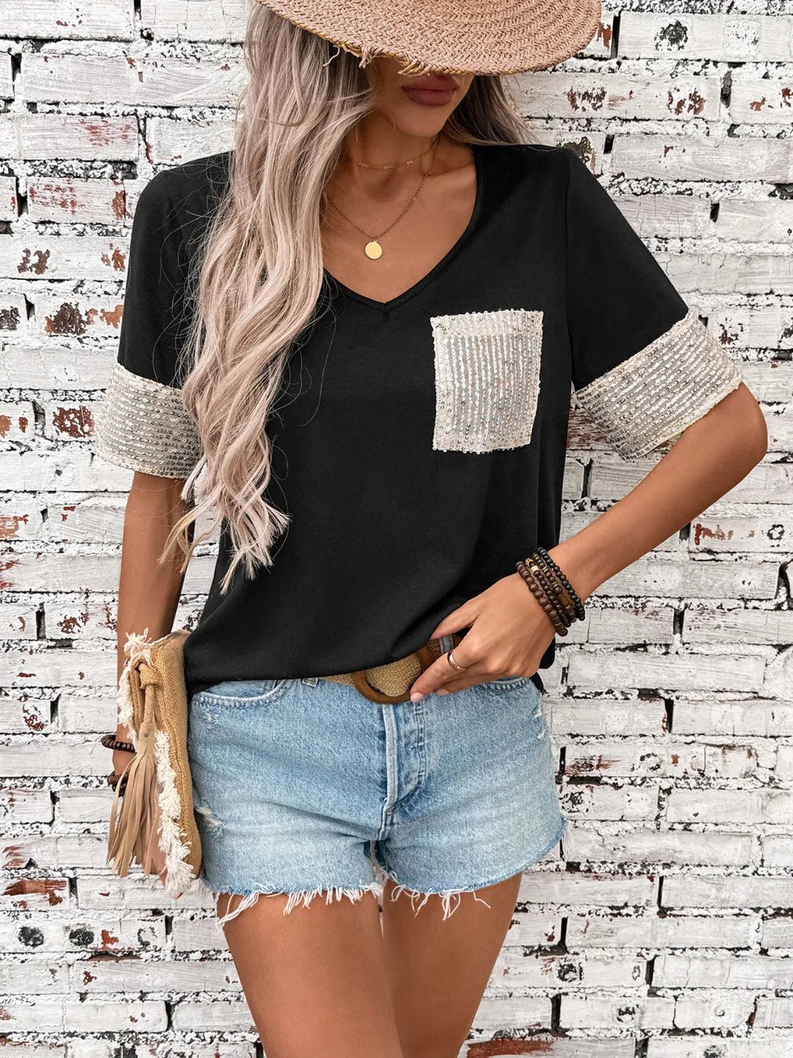 T-shirt à manches courtes et col en V à paillettes - Les secrets de Cath