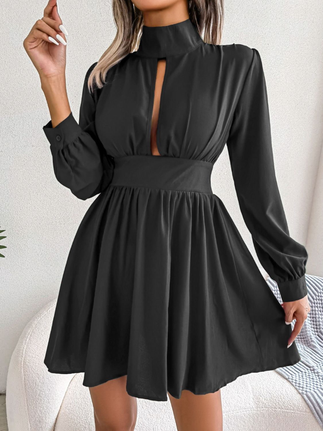 Mini-robe trapèze à col roulé et découpes - Les secrets de Cath