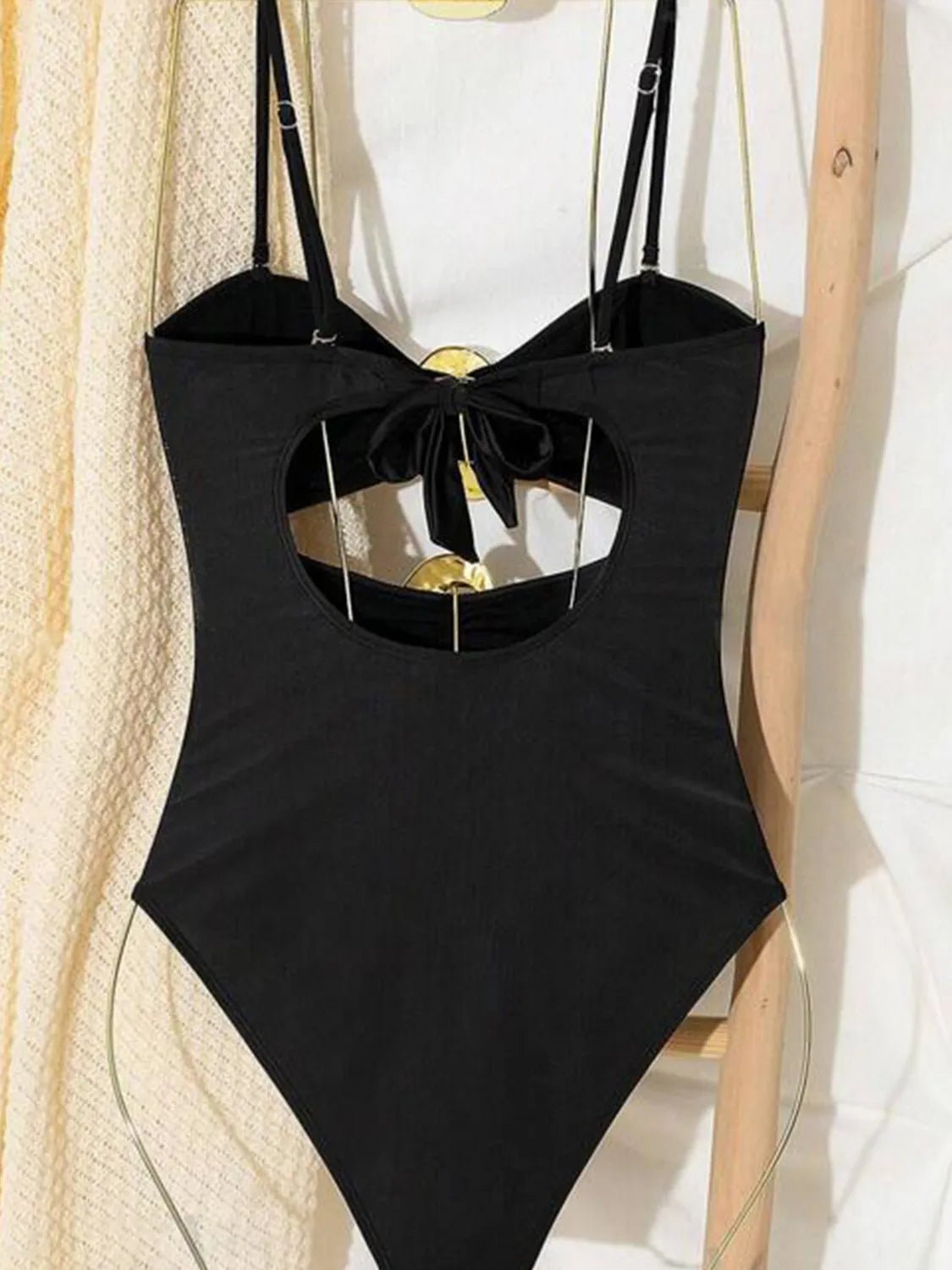Maillot de bain une pièce à découpes et décolleté en cœur - Les secrets de Cath