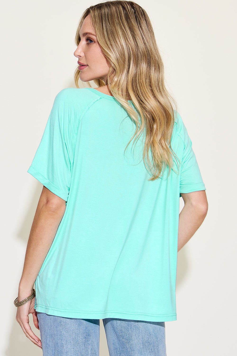 T-shirt Basic Bae à manches courtes et col en V en bambou - Les secrets de Cath