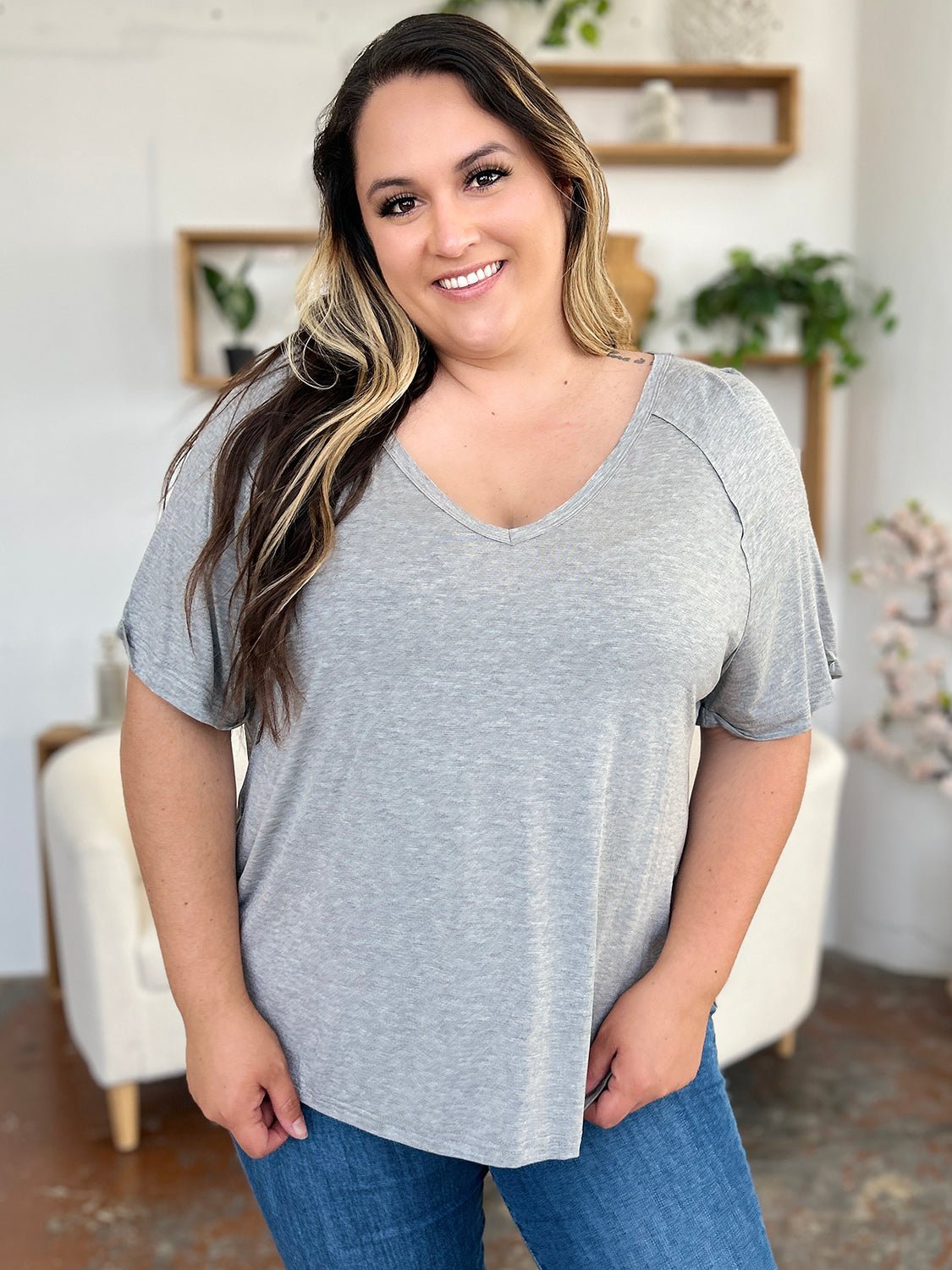 T-shirt Basic Bae à manches courtes et col en V en bambou - Les secrets de Cath