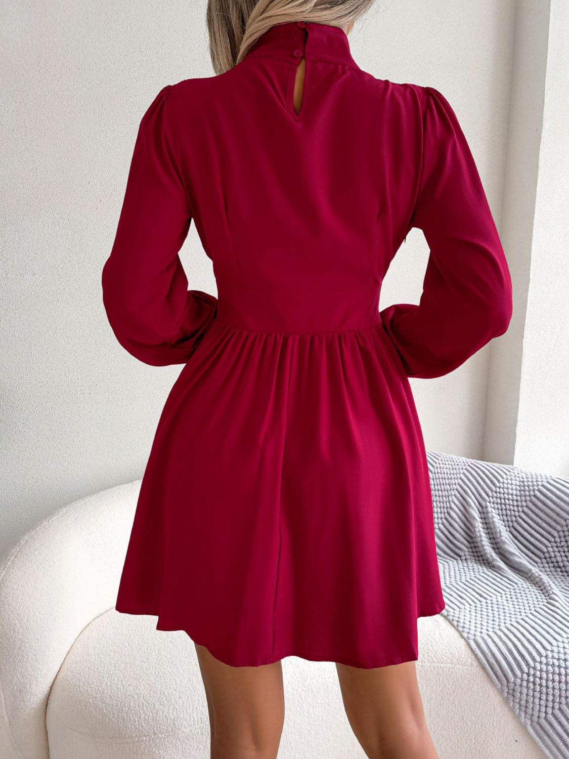 Mini-robe trapèze à col roulé et découpes - Les secrets de Cath