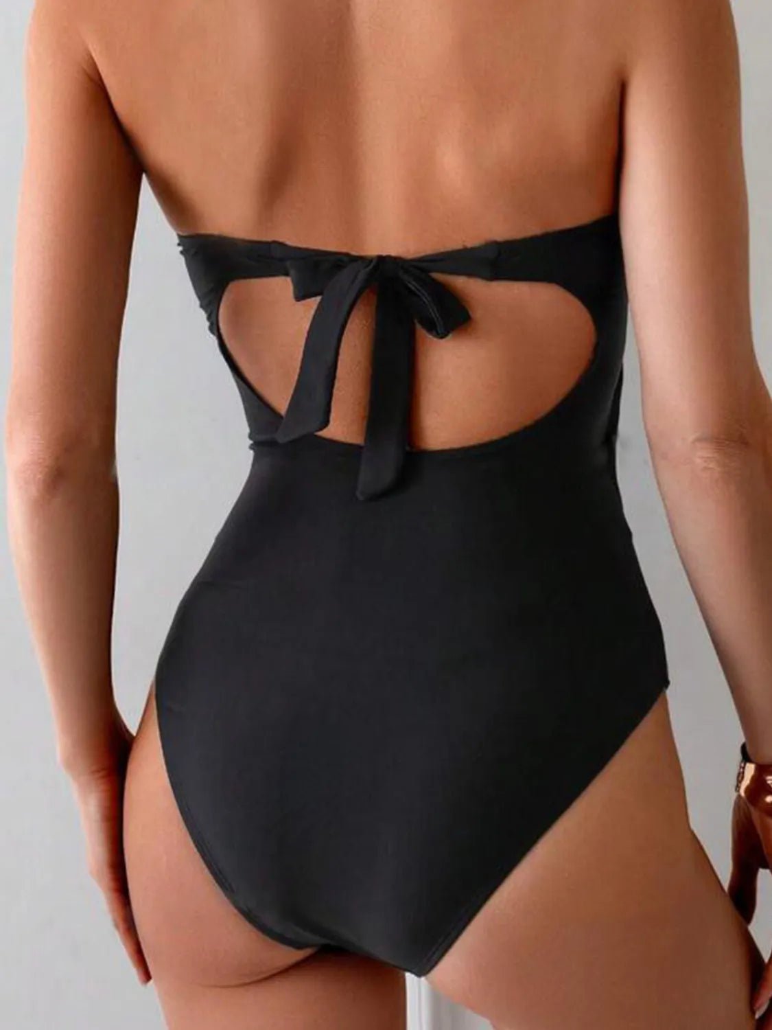 Maillot de bain une pièce à découpes et décolleté en cœur - Les secrets de Cath