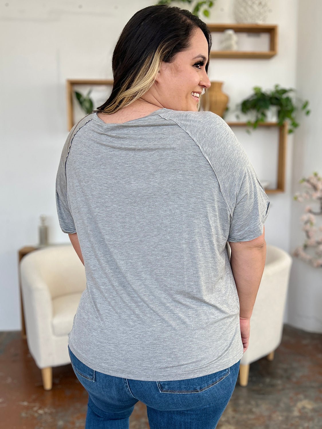 T-shirt Basic Bae à manches courtes et col en V en bambou - Les secrets de Cath