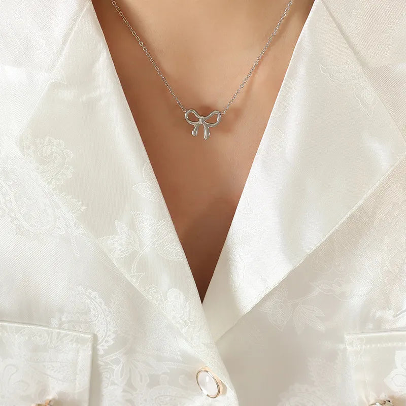 Collier avec pendentif en forme de nœud en acier titane - Les secrets de Cath