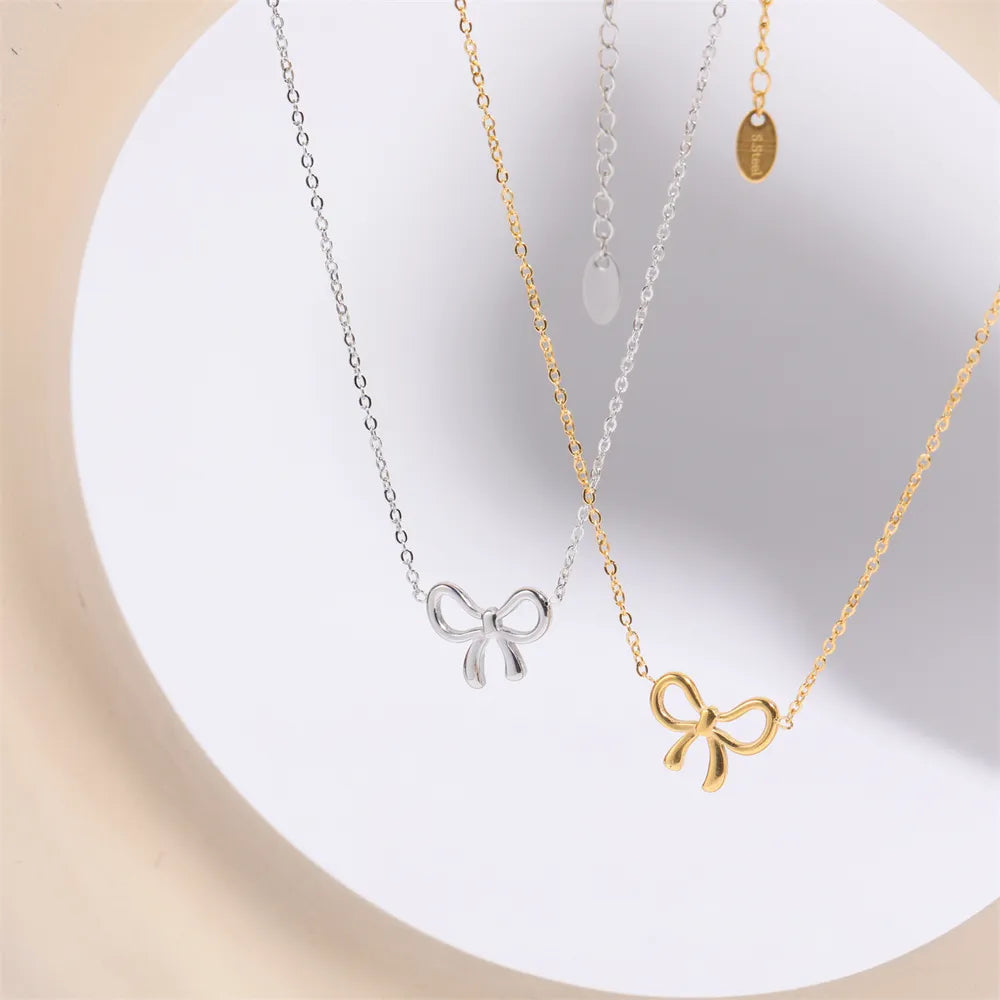 Collier avec pendentif en forme de nœud en acier titane - Les secrets de Cath
