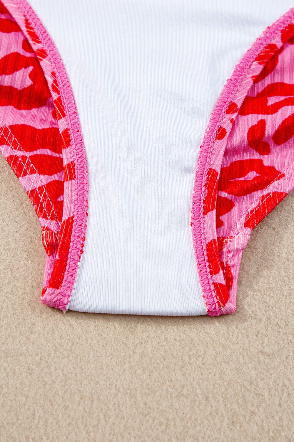 Maillot de bain une pièce côtelé à découpes léopard et cordon de serrage latéral - Les secrets de Cath