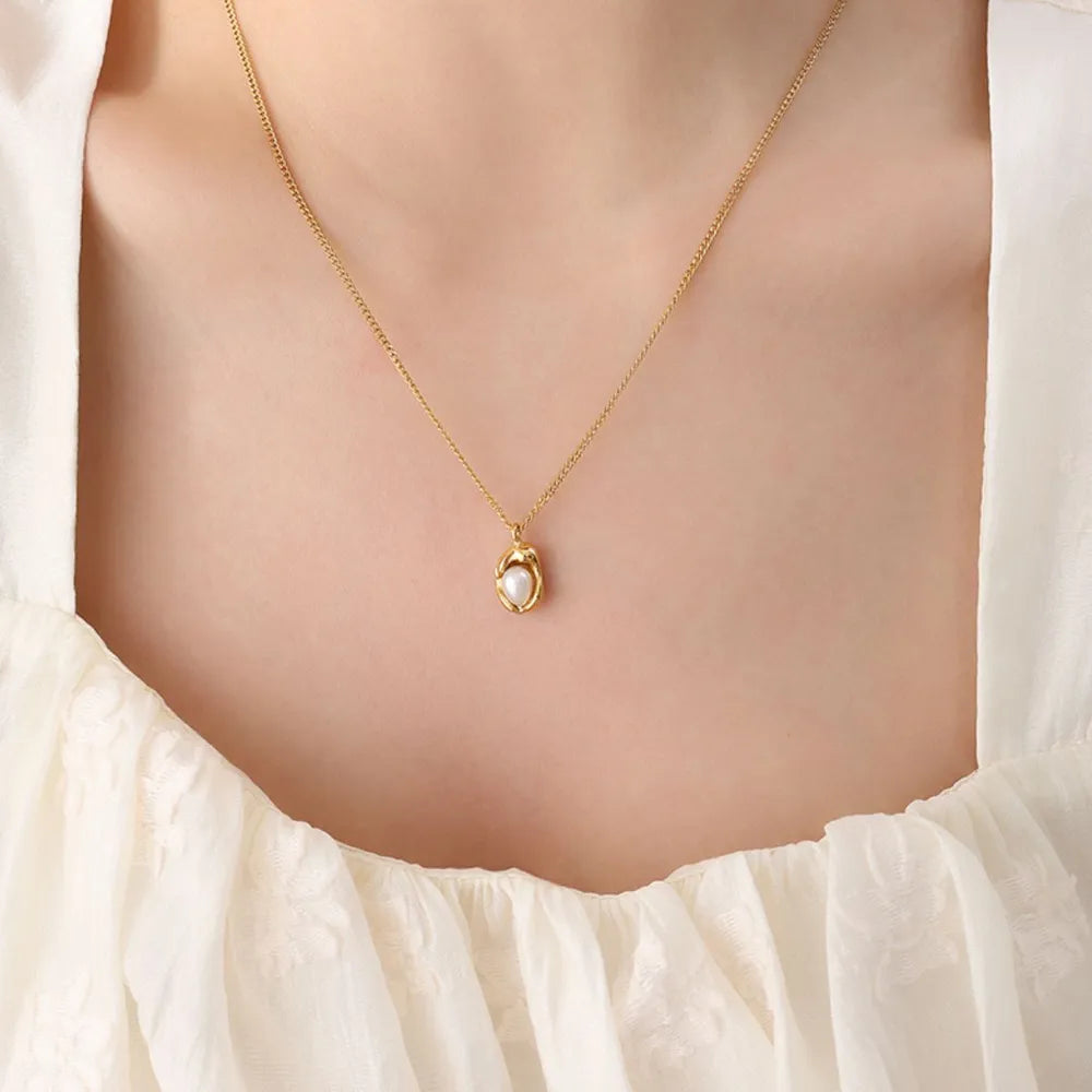 Collier avec pendentif en perles plaqué or 18 carats - Les secrets de Cath