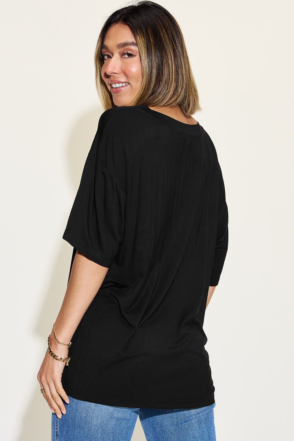 T-shirt Basic Bae en bambou à col en V et épaules tombantes - Les secrets de Cath