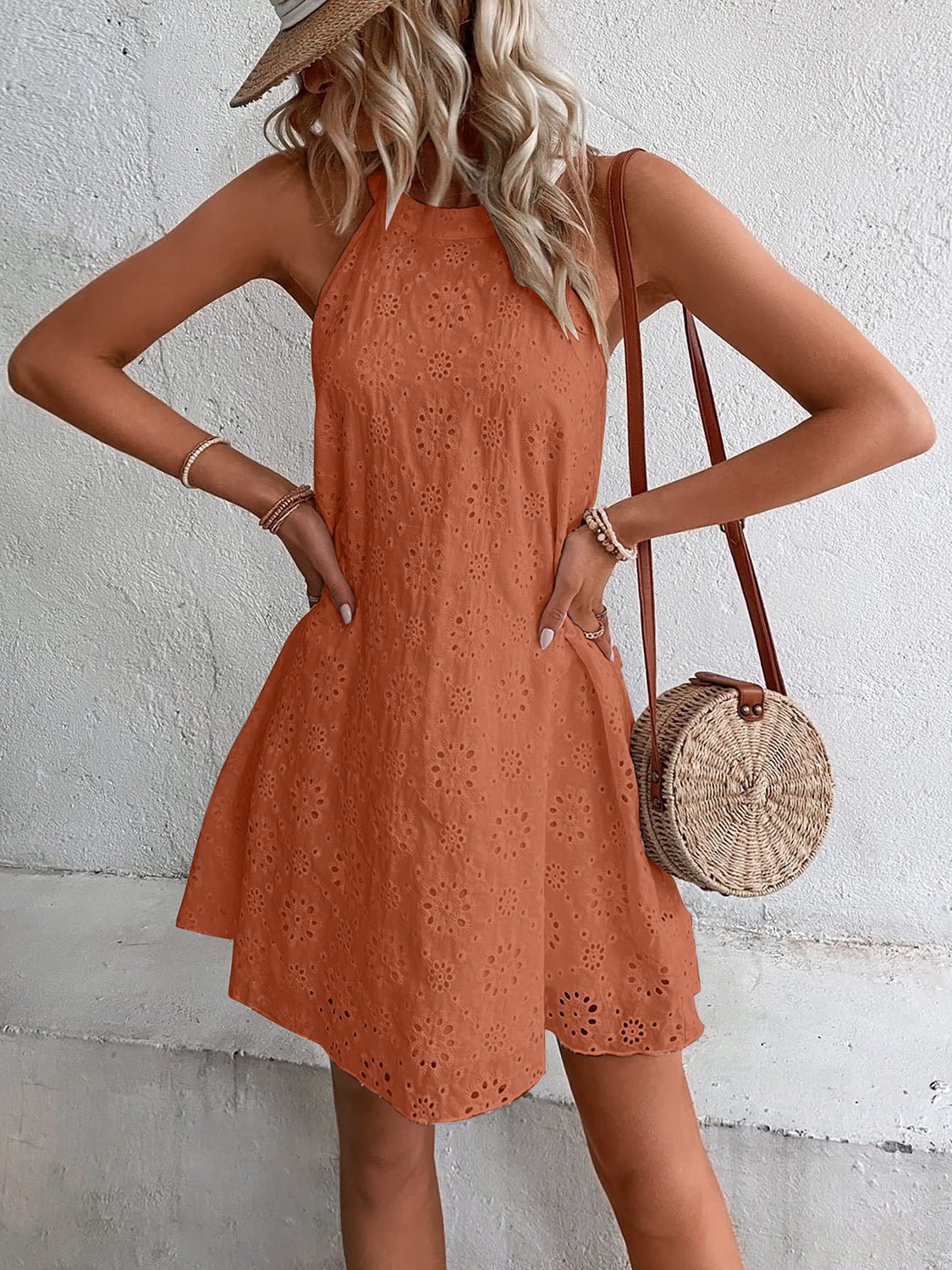 Mini-robe à œillets et col grec - Les secrets de Cath