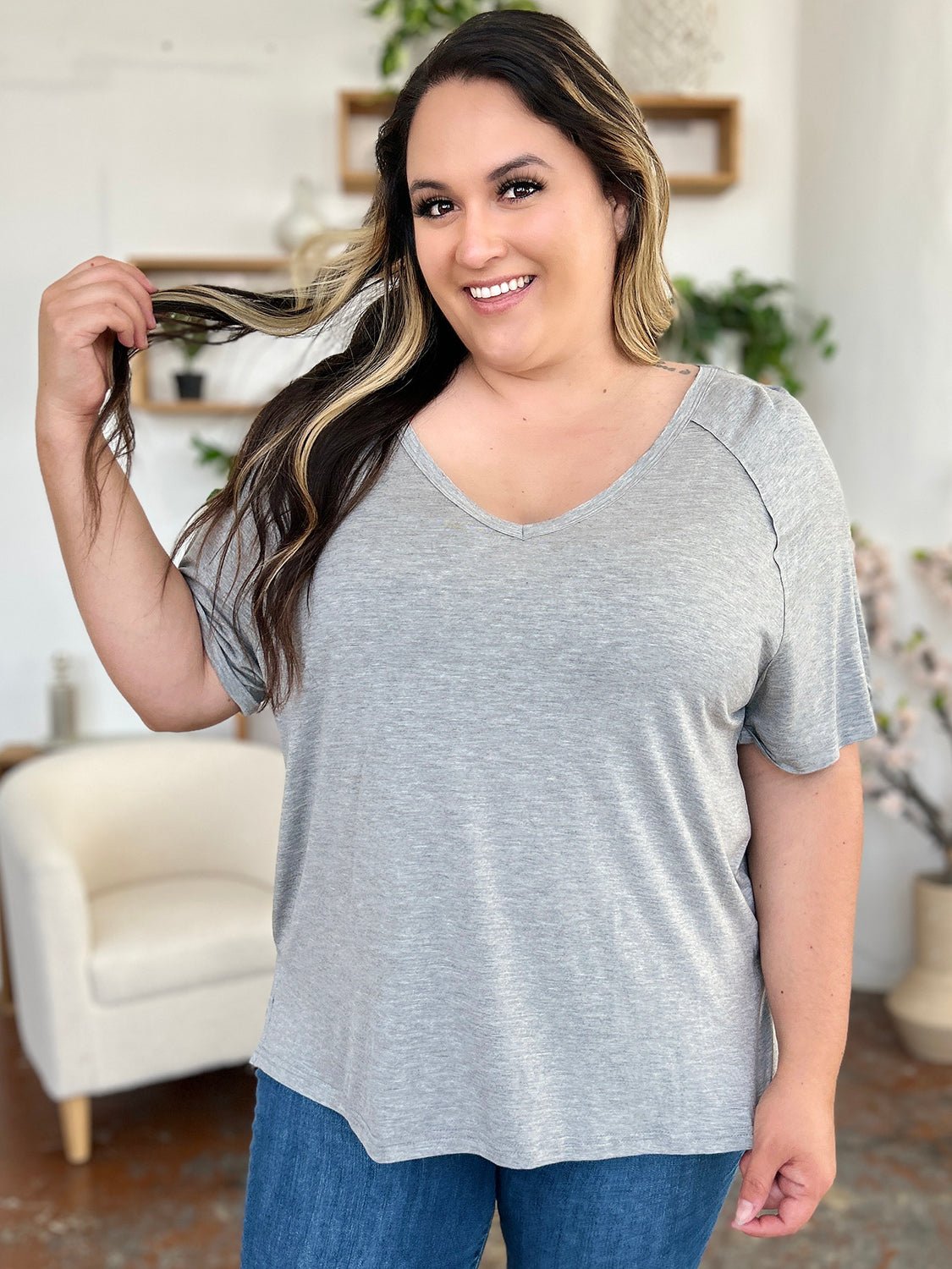 T-shirt Basic Bae à manches courtes et col en V en bambou - Les secrets de Cath