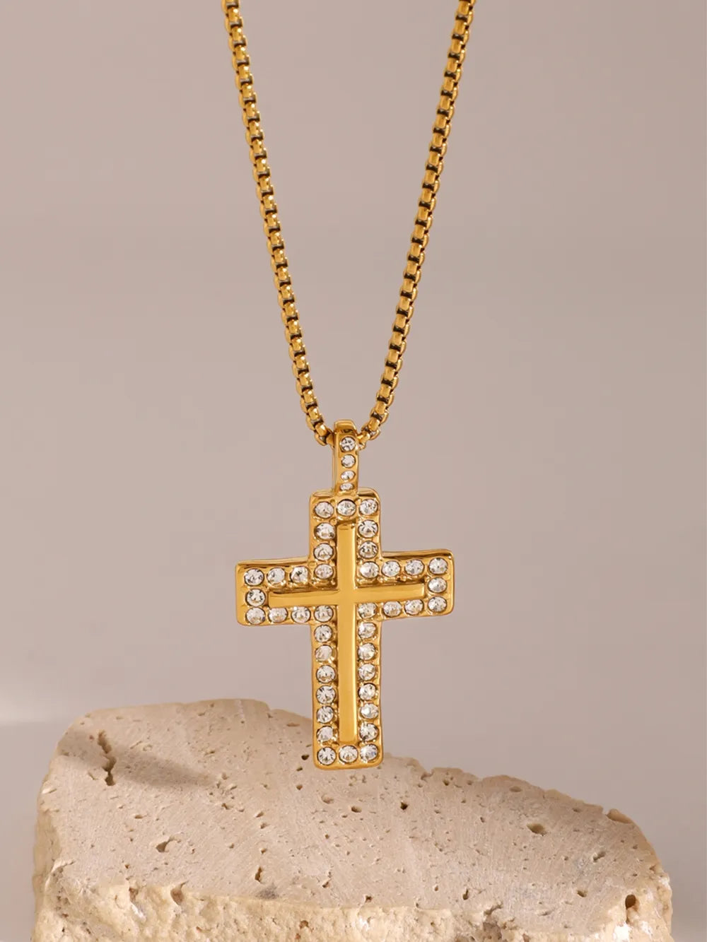 Collier croix en zircon incrusté plaqué or 18 carats - Les secrets de Cath