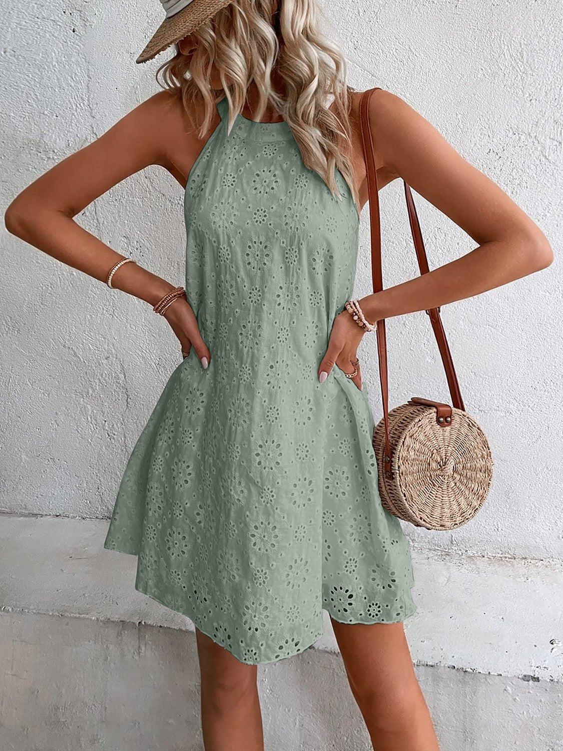 Mini-robe à œillets et col grec - Les secrets de Cath
