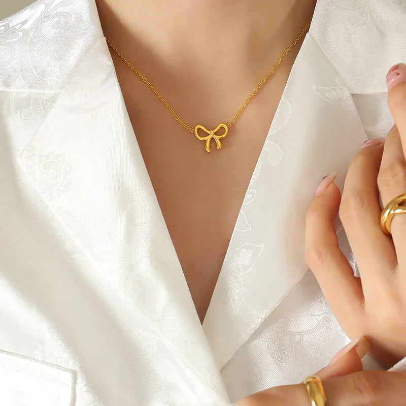 Collier avec pendentif en forme de nœud en acier titane - Les secrets de Cath
