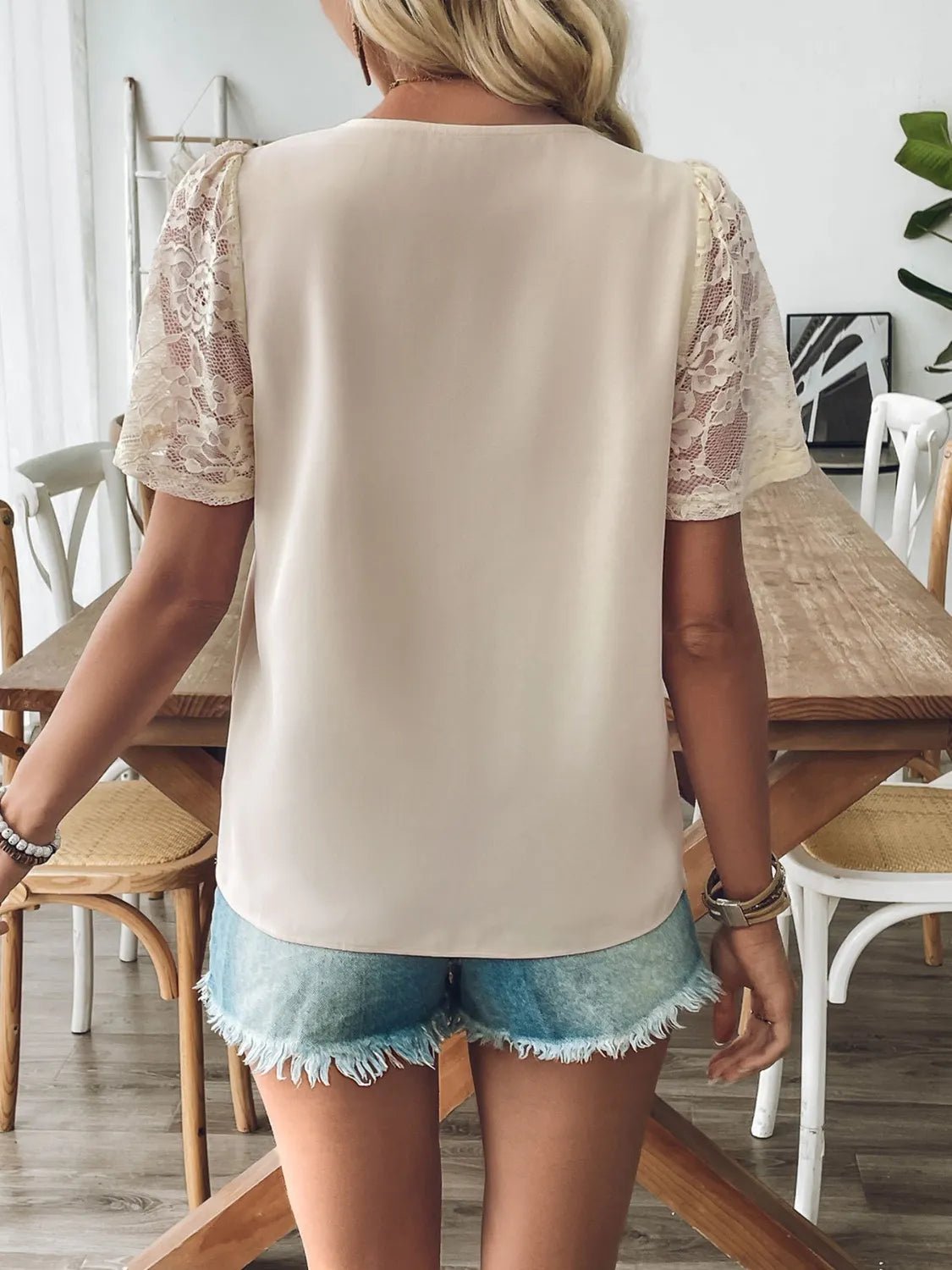 T-shirt à manches courtes et col en V en dentelle - Les secrets de Cath