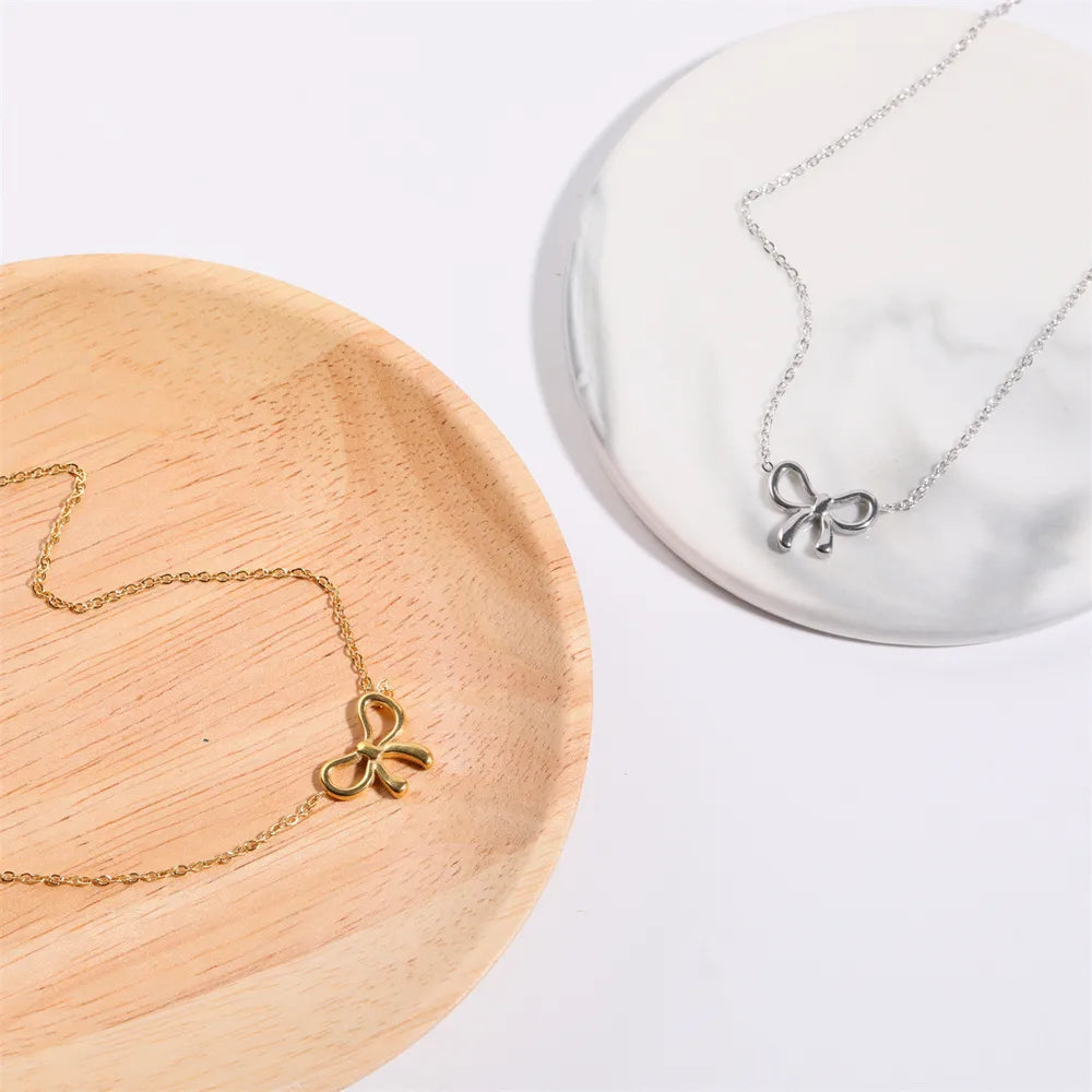 Collier avec pendentif en forme de nœud en acier titane - Les secrets de Cath