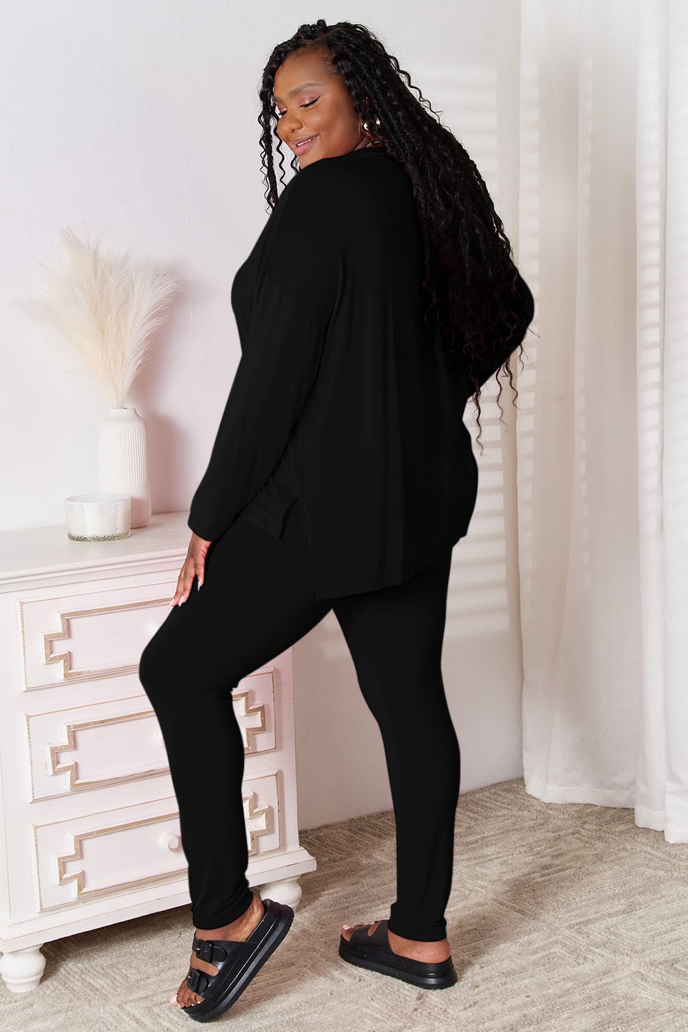 Basic Bae Bamboo Full Size V-Neck Long Sleeve Top and Pants Lounge Set - Les secrets de Cath