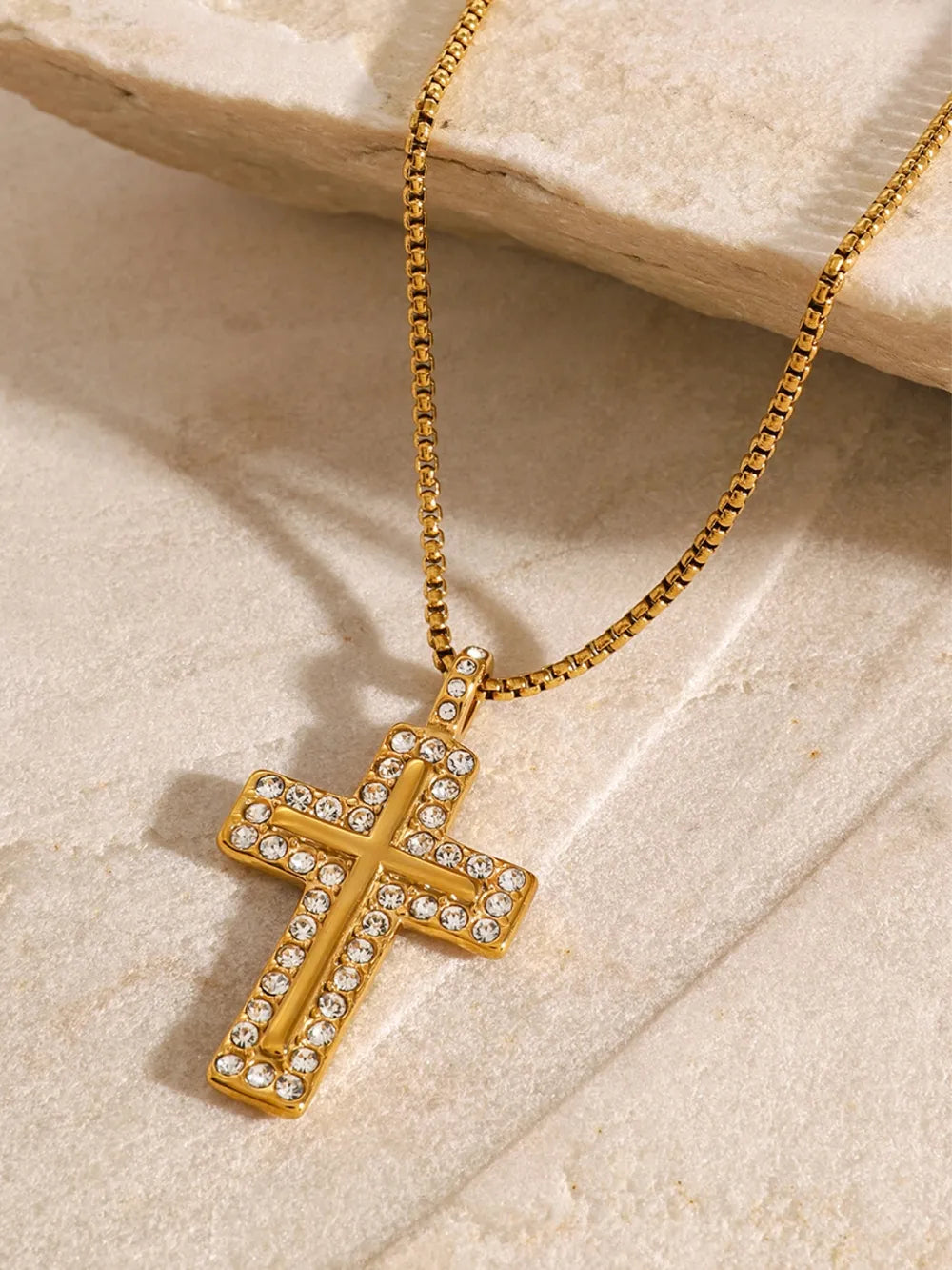 Collier croix en zircon incrusté plaqué or 18 carats - Les secrets de Cath
