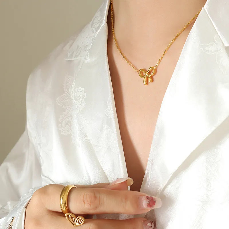 Collier avec pendentif en forme de nœud en acier titane - Les secrets de Cath