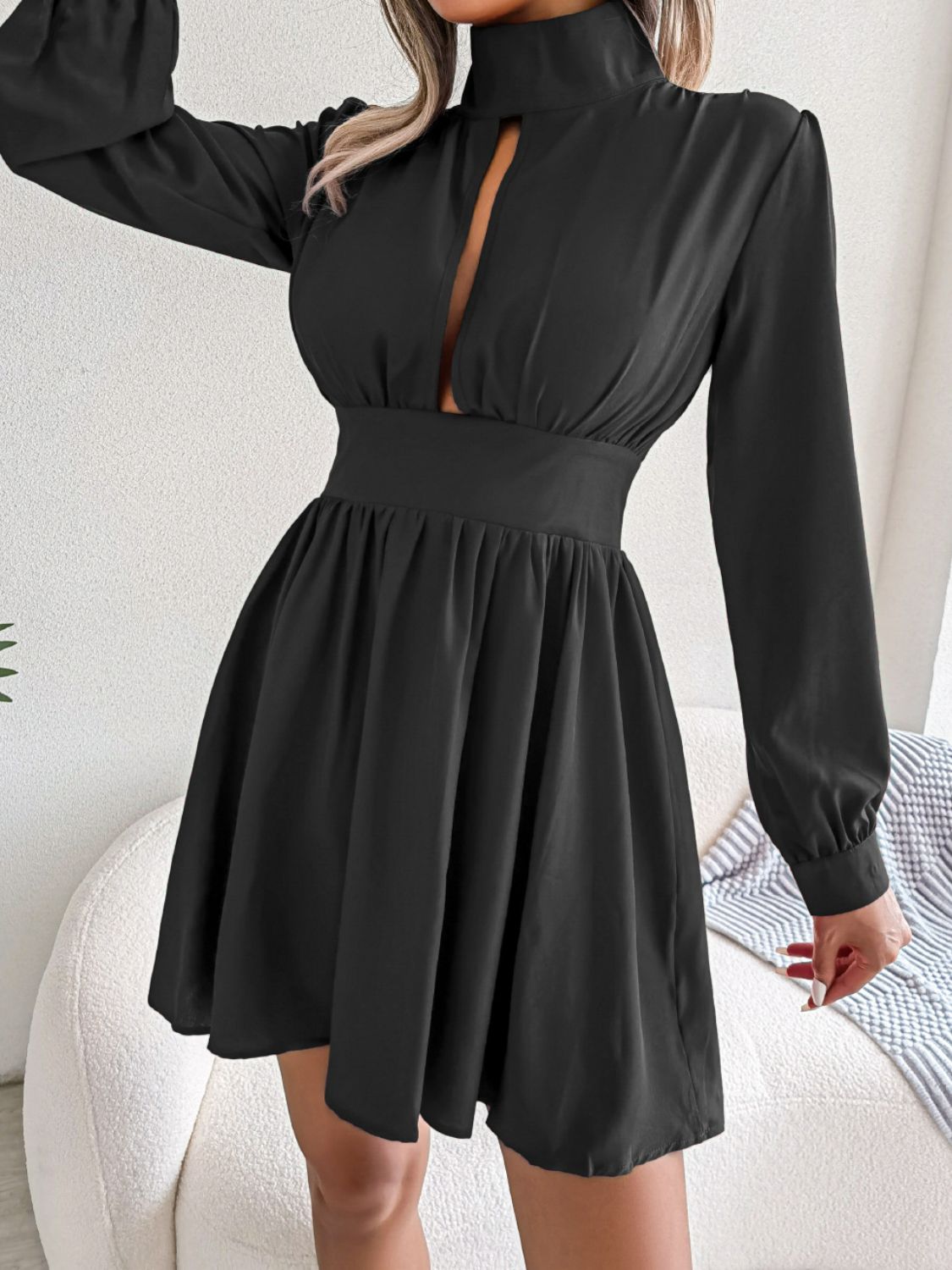 Mini-robe trapèze à col roulé et découpes - Les secrets de Cath