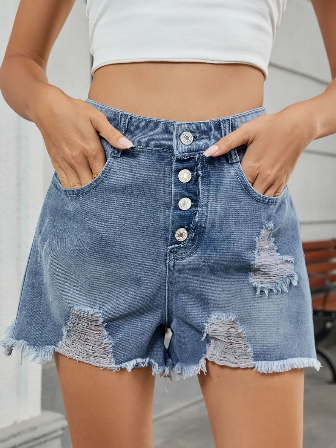 Distressed Raw Hem Denim Shorts - Les secrets de Cath