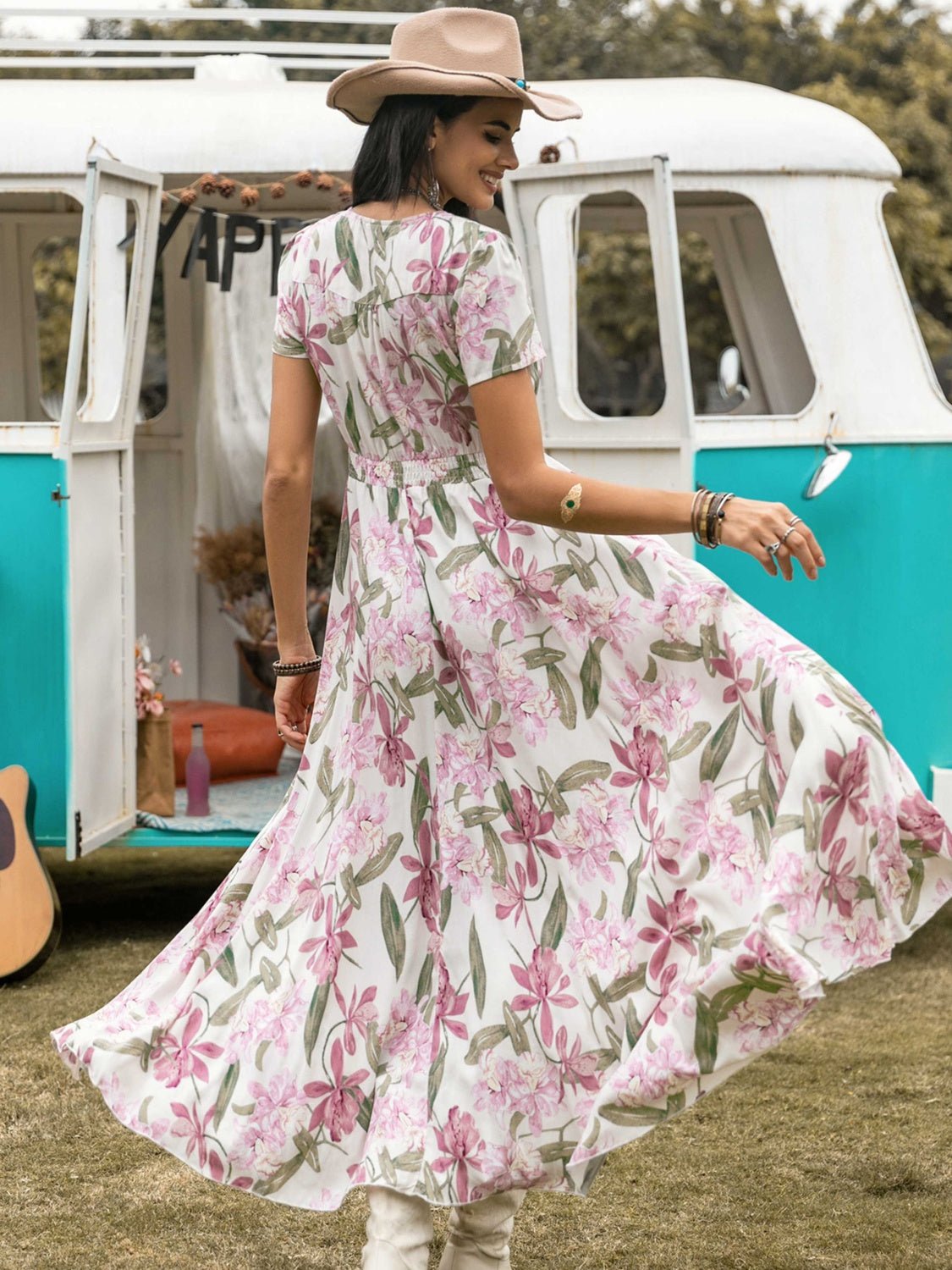 Robe fendue à col en V et à fleurs - Les secrets de Cath