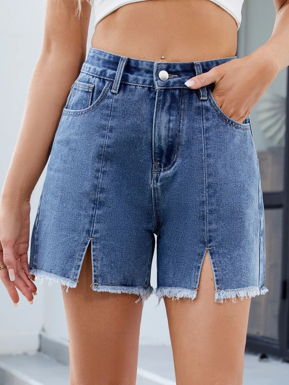 Raw Hem Slit Denim Shorts - Les secrets de Cath