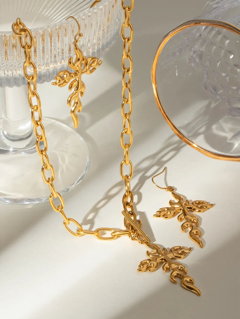 Collier croix en acier inoxydable plaqué or 18 carats - Les secrets de Cath