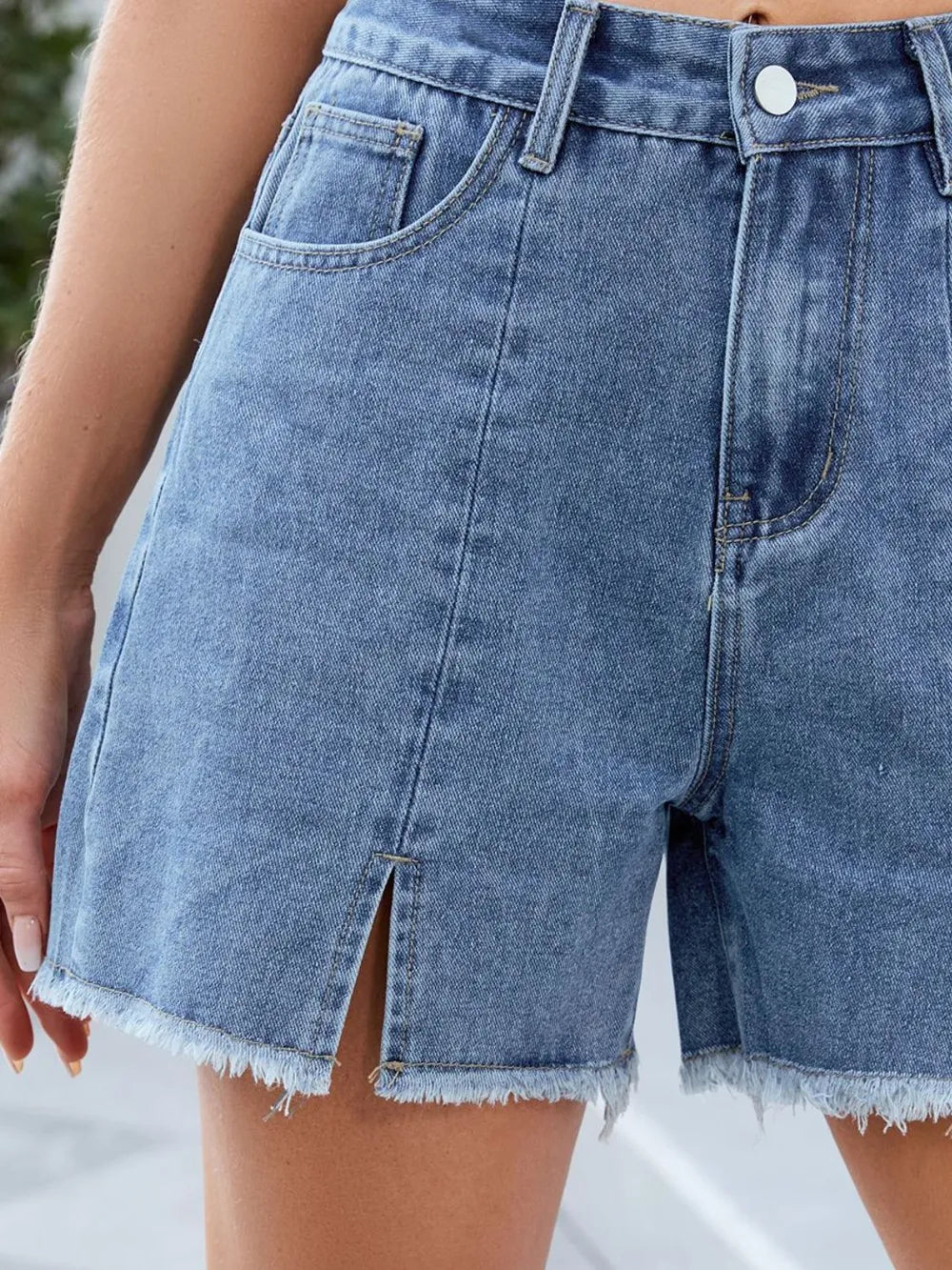 Raw Hem Slit Denim Shorts - Les secrets de Cath