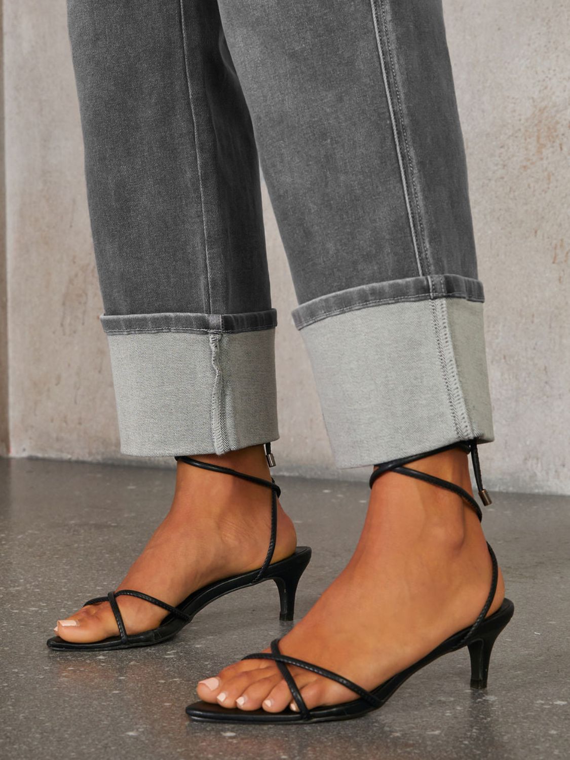 Jean taille haute à jambe droite et retroussé - Les secrets de Cath