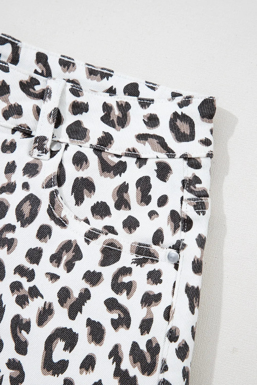 Leopard Frayed Hem Denim Shorts - Les secrets de Cath