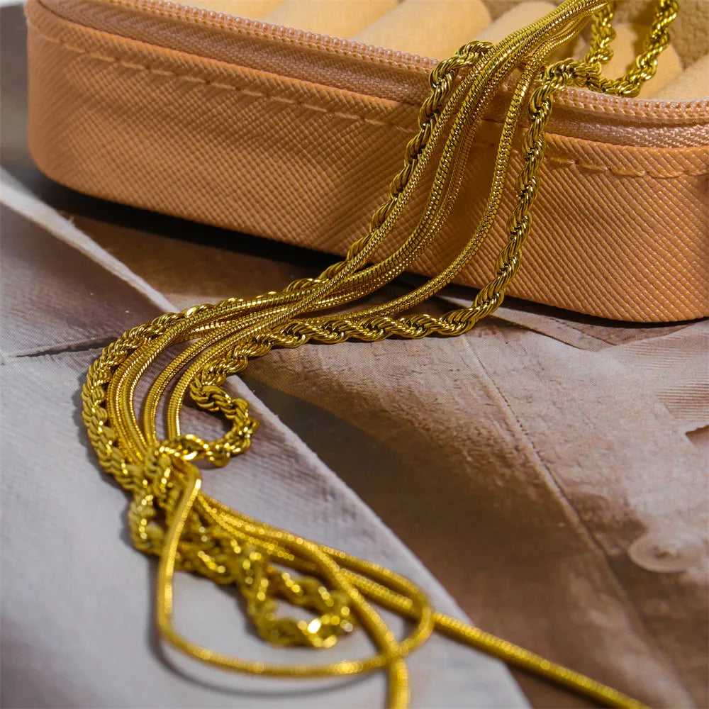 Collier à trois rangs en acier titane plaqué or 18 carats - Les secrets de Cath