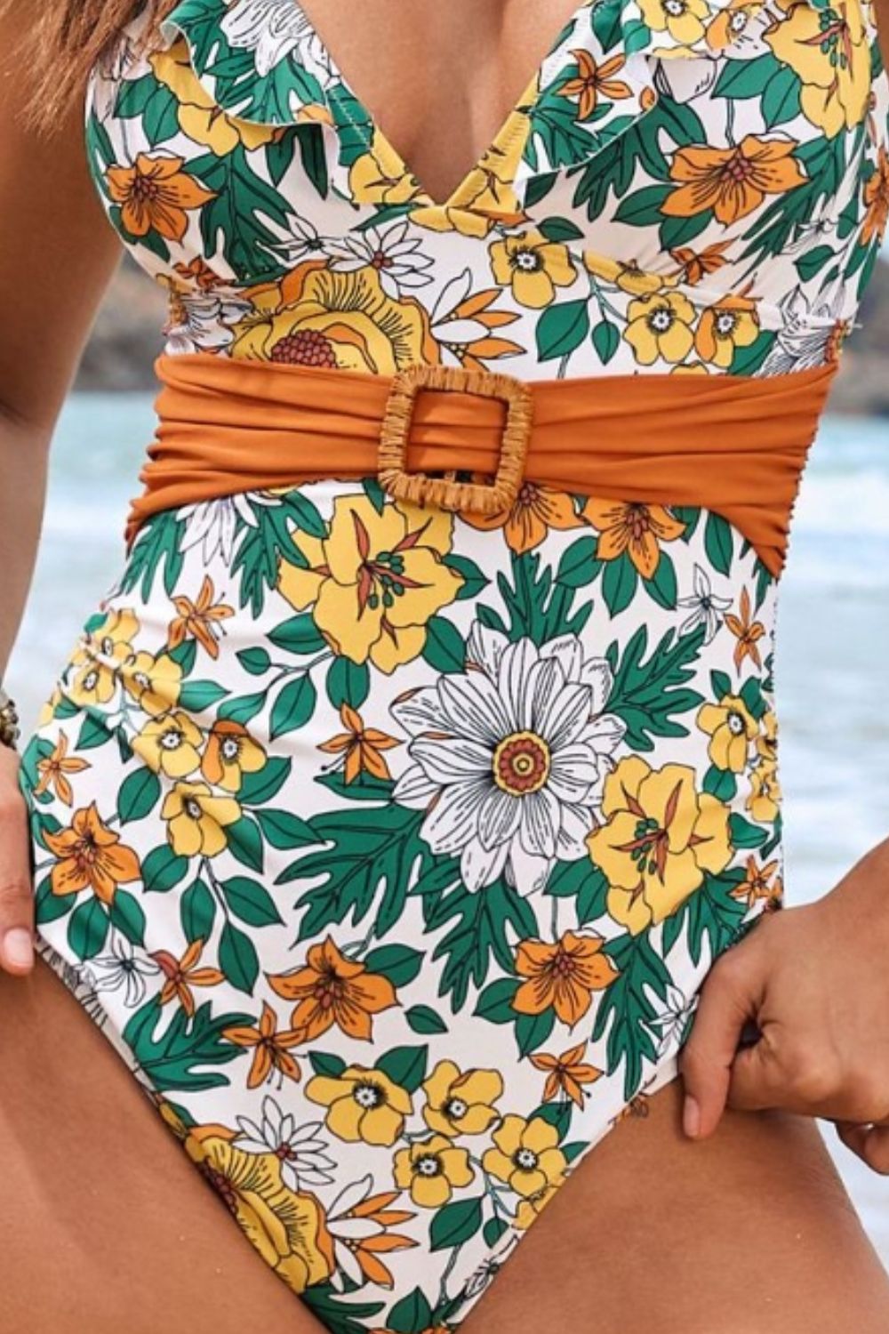 Maillot de bain une pièce à volants et décolleté plongeant à fleurs - Les secrets de Cath