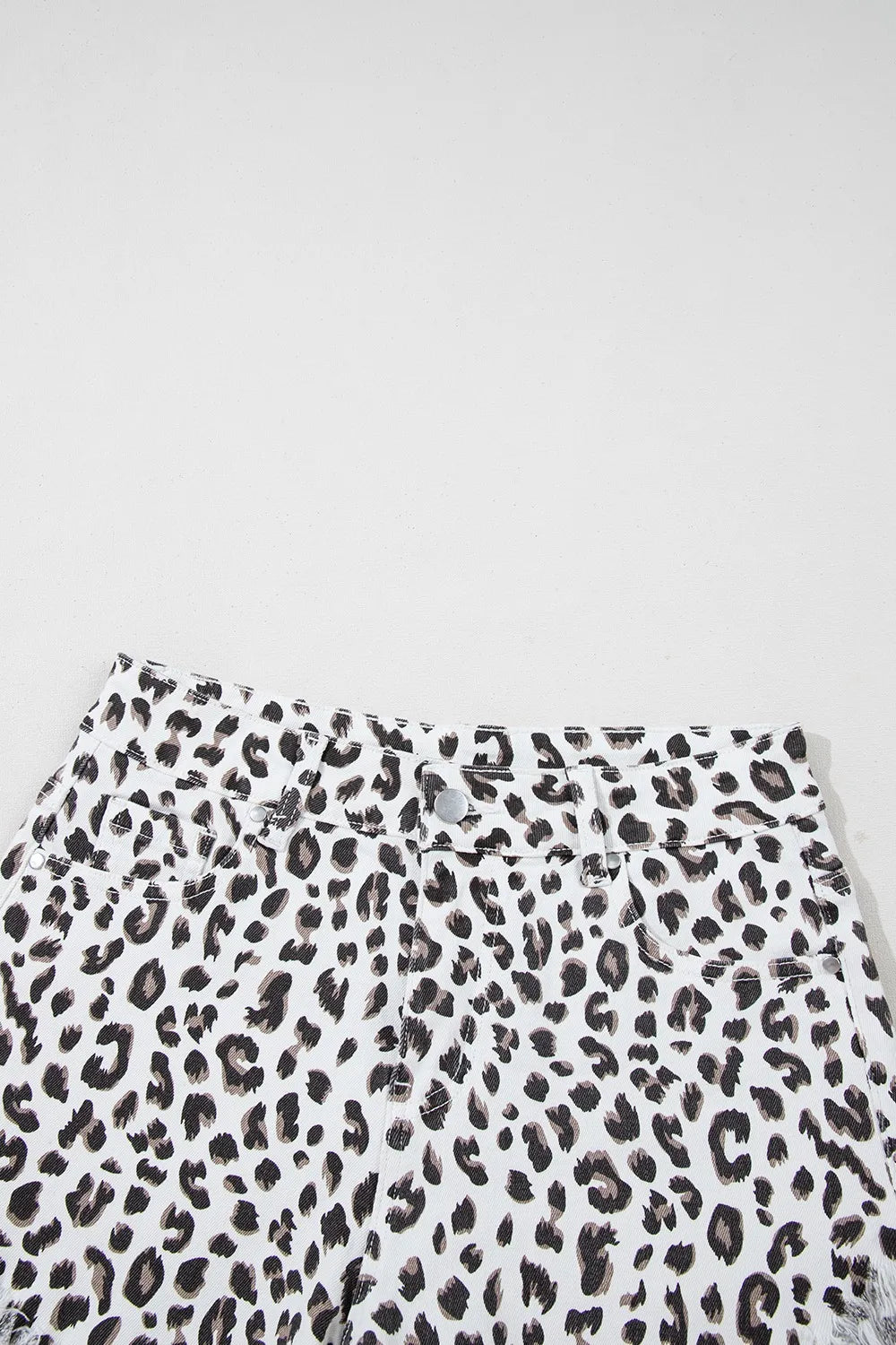 Leopard Frayed Hem Denim Shorts - Les secrets de Cath