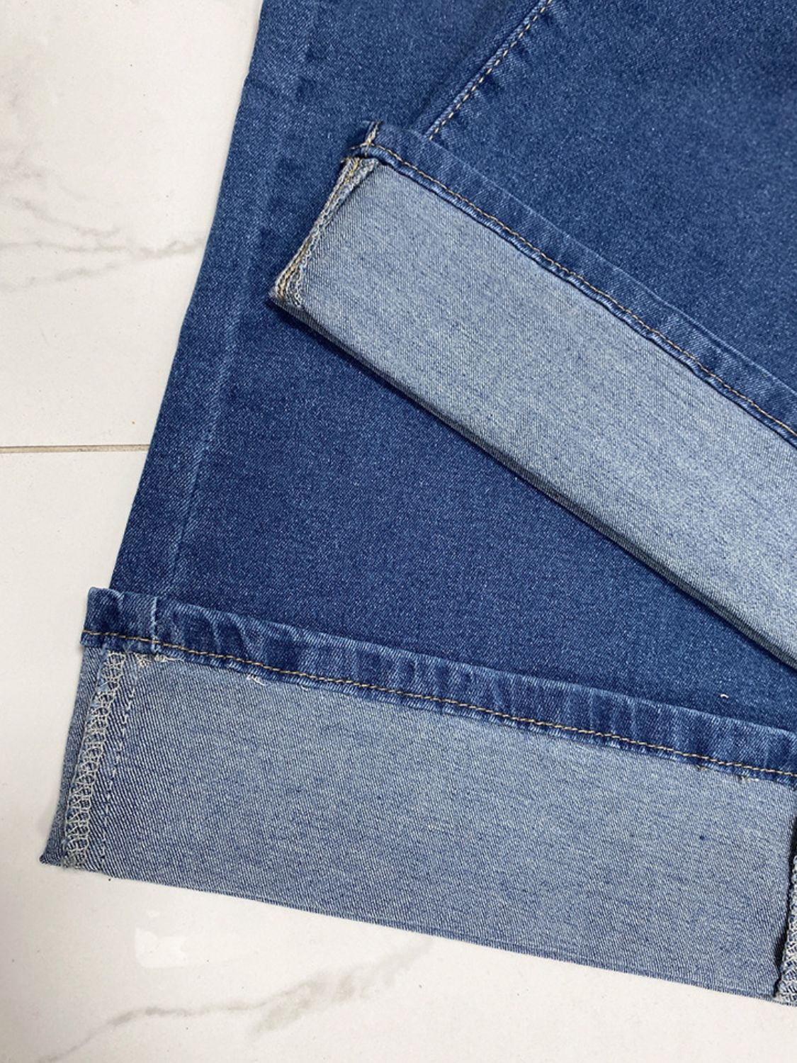 Jean taille haute à jambe droite et retroussée - Les secrets de Cath