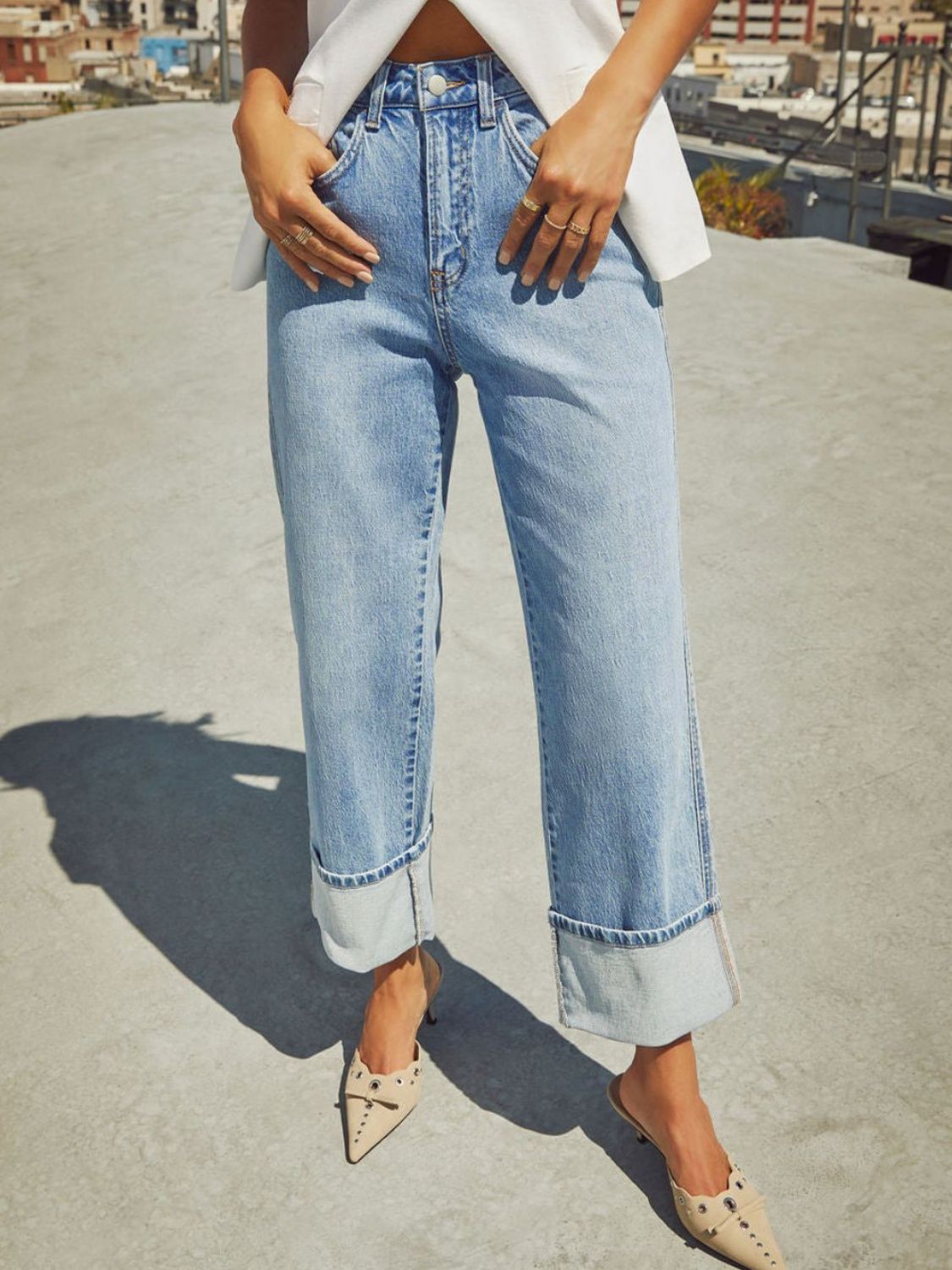 Jean taille haute à jambe droite et retroussé - Les secrets de Cath
