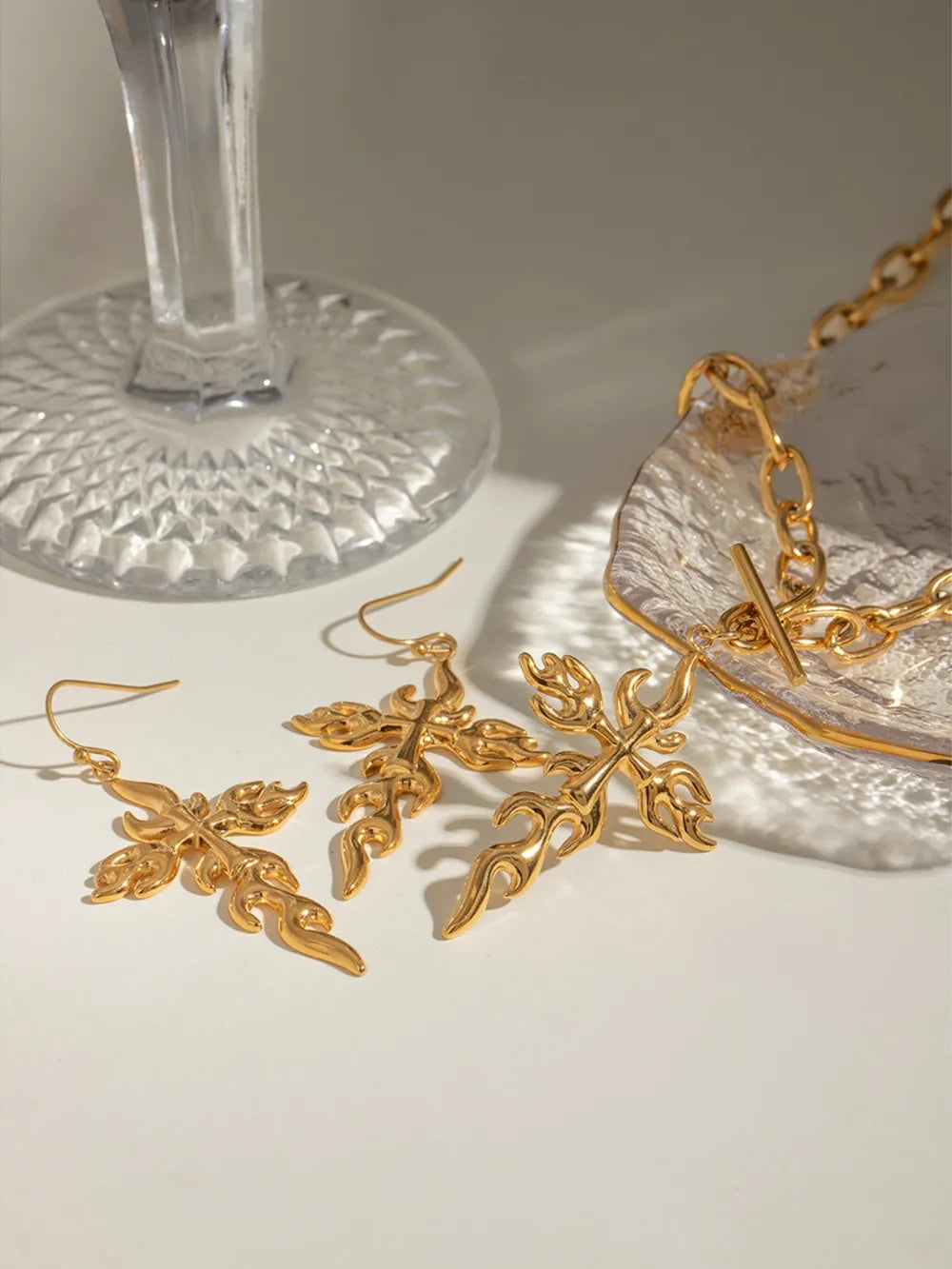 Collier croix en acier inoxydable plaqué or 18 carats - Les secrets de Cath