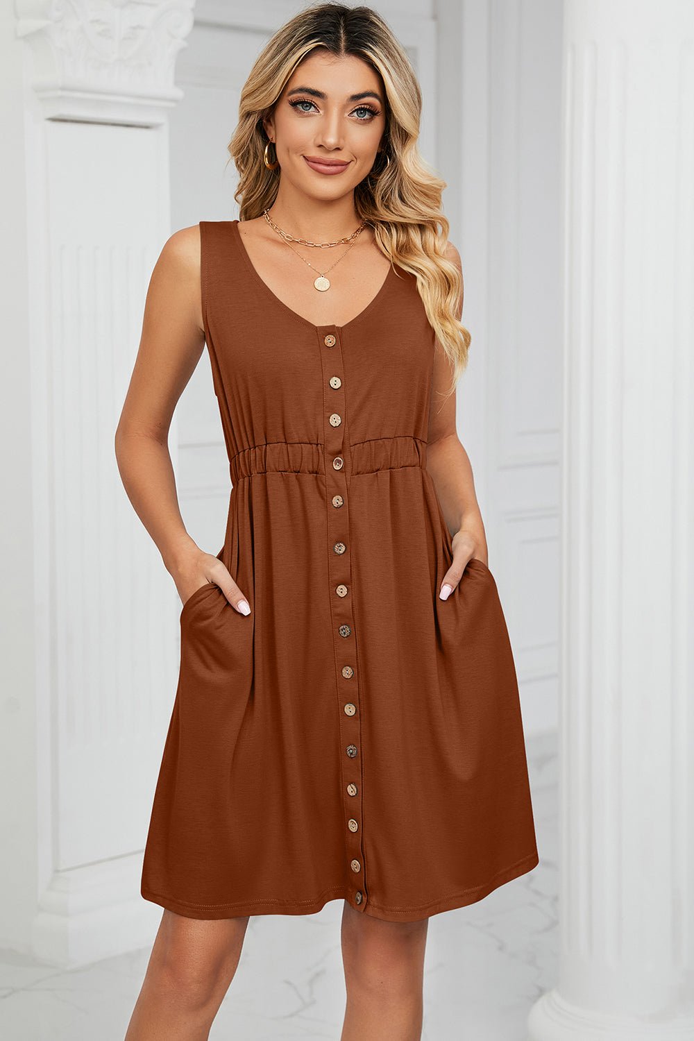Mini-robe boutonnée à larges bretelles - Les secrets de Cath